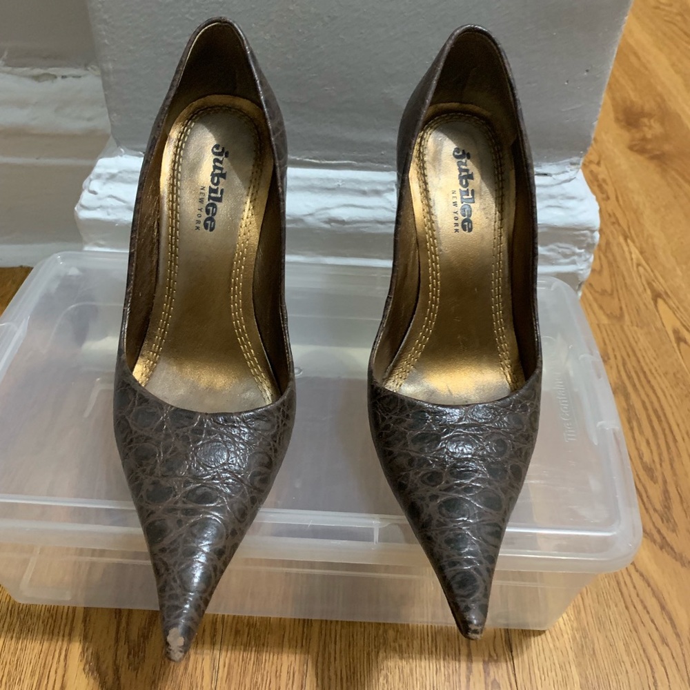 Pointy snake print shoes